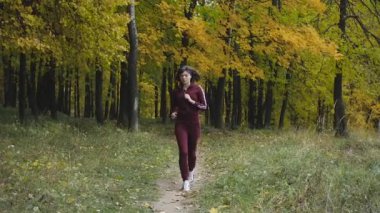 Sağlıklı bir yaşam tarzı. Parkta çalıştıran ve yapıyor atletik kız Jogging egzersizleri.