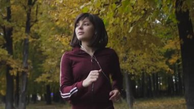 Sağlıklı bir yaşam tarzı. Parkta çalıştıran ve yapıyor atletik kız Jogging egzersizleri.