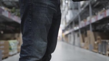 aracın ön planda ile çanta. Toptan, Lojistik, insanlar ve verme kavramı - Yöneticisi veya tablet depo ile danışman