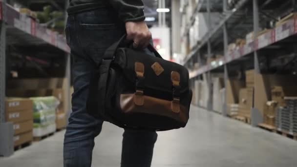 Borsa con lo strumento in primo piano. commercio all'ingrosso, logistica, persone e concetto di esportazione - responsabile o supervisore con tablet presso il magazzino — Video Stock