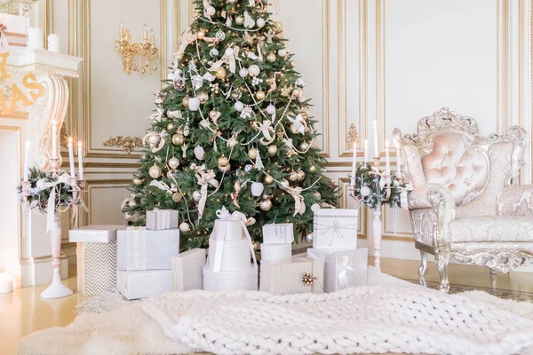 Δώρα κάτω από το Χριστουγεννιάτικο Δέντρο στο σαλόνι. Οικογενειακές διακοπές το νέο έτος στο σπίτι — Φωτογραφία Αρχείου