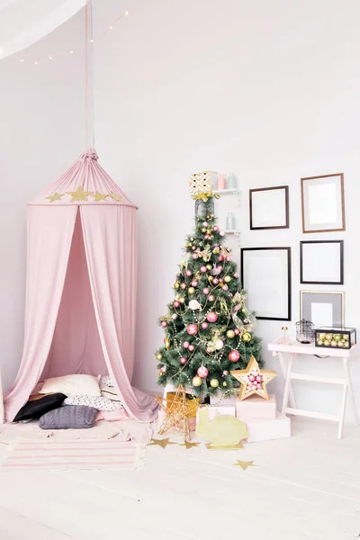 Hovel preparado para crianças. Bela decoração de Ano Novo do quarto de crianças Casa de Natal . — Fotografia de Stock