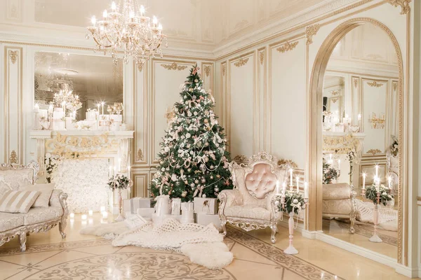 Noite de Natal. apartamentos clássicos com uma lareira branca . — Fotografia de Stock