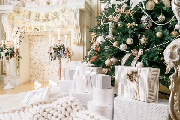 Πολλά δώρα Χριστουγέννων. Κλασικά διαμερίσματα με ένα λευκό σκάλες — Φωτογραφία Αρχείου