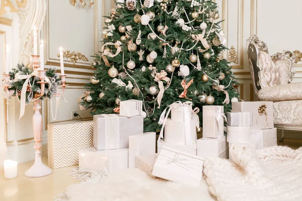 Muchos regalos de Navidad. Apartamentos clásicos con escaleras blancas — Foto de Stock