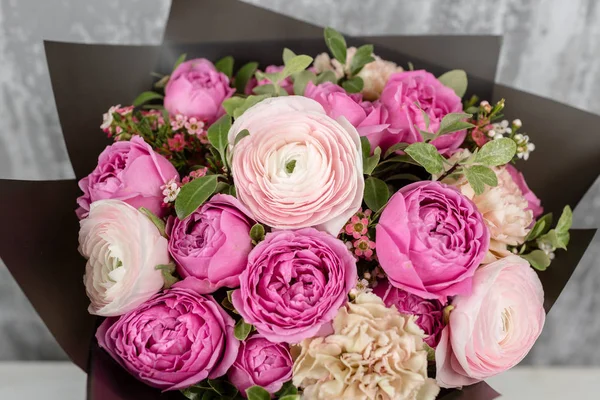 Schöner Strauß gemischter Blumen in einer Vase auf dem Tisch. die Arbeit des Blumenhändlers in einem Blumenladen. Kopiertempo — Stockfoto