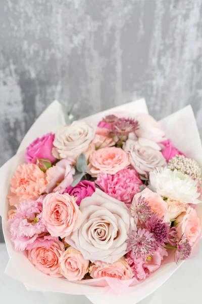 Красивый букет смешанных цветов в вазу на деревянном столе. работа флориста в цветочном магазине — стоковое фото