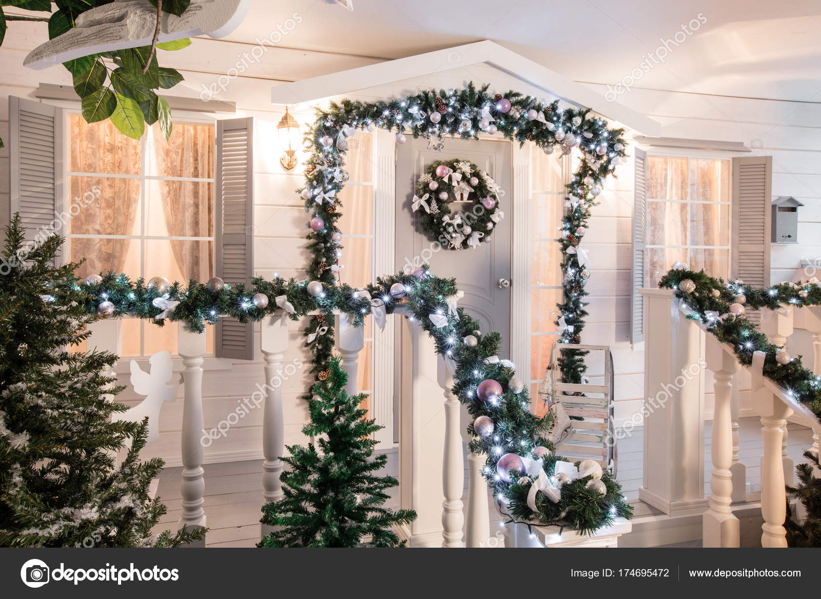 Entrata della casa decorato per le feste. decorazione di natale ... Decorazione di casa