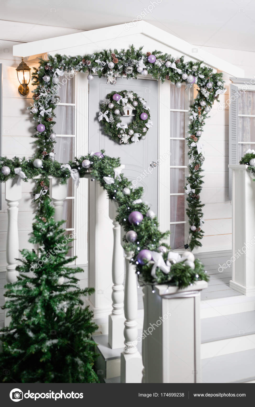 Entrata della casa decorato per le feste. decorazione di natale ... Decorazione di casa