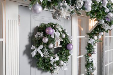 Evin giriş tatil için dekore edilmiştir. Noel dekorasyonu. Garland köknar ağaç dalları ve korkuluk ışıkları