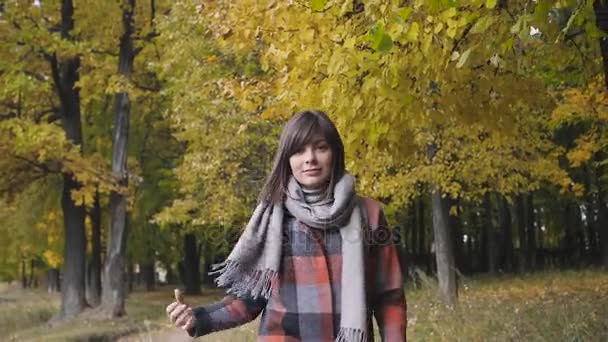 Sonbahar kız şehir Park'ta yürüyordunuz. Mutlu güzel ve sonbahar renkleri ormanında güzel genç kadın portre. — Stok video