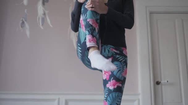 Fitness en casa. Mujer joven calentando antes de entrenar haciendo ejercicios para estirar sus músculos y articulaciones — Vídeos de Stock