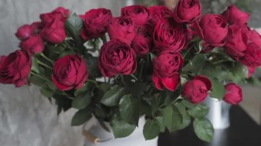 Kırmızı çiçek açan gül kadar kapatın. Çiçek çiçek dükkanında atölye. Floristik, el yapımı ve kavramı
