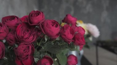 Kırmızı çiçek açan gül kadar kapatın. Çiçek çiçek dükkanında atölye. Floristik, el yapımı ve kavramı