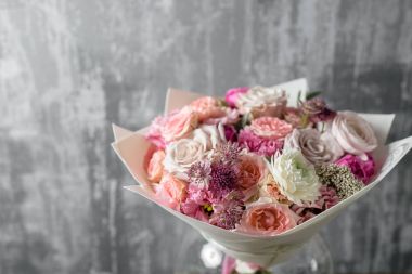 ahşap masa üzerinde bir vazo içine karışık çiçekli güzel buket. bir çiçek mağazası, çiçekçi iş
