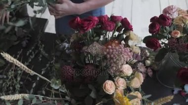 Kadın Çiçekçi Çiçek grup ile iş yerinde ana sınıfı. Buket çeşitli sonbahar çiçek yapma kız. İş kadın Çiçekçi Çiçek dükkanında