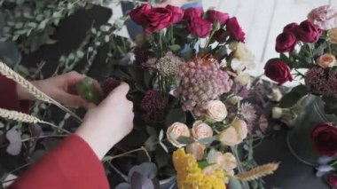Kadın Çiçekçi Çiçek grup ile iş yerinde ana sınıfı. Buket çeşitli sonbahar çiçek yapma kız. İş kadın Çiçekçi Çiçek dükkanında