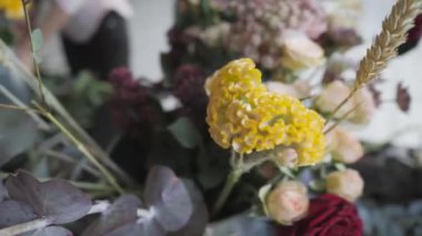 Kadın Çiçekçi Çiçek grup ile iş yerinde ana sınıfı. Buket çeşitli sonbahar çiçek yapma kız. İş kadın Çiçekçi Çiçek dükkanında