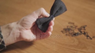 bir iğne ve iplik el ile. Bir terzi çalışan ve bir dikiş makinesi bir tekstil Studio'yu kullanarak iyi görünümlü genç adam.