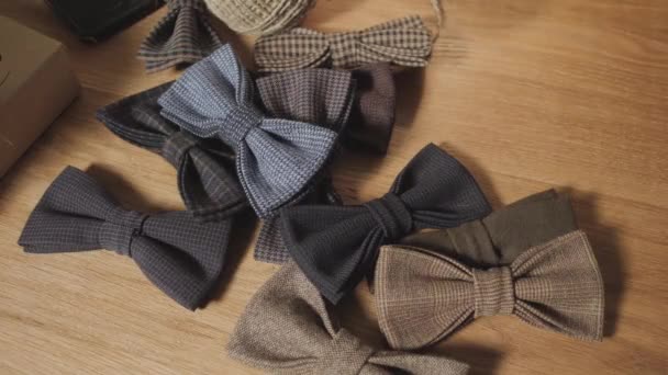 Primer plano un montón de corbatas de lazo de mariposa listo hecho de lana en el primer plano, añade un producto terminado . — Vídeo de stock