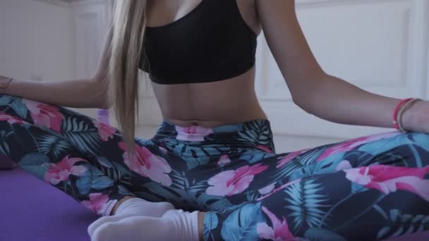 Home fitness. Jonge vrouw opleiding doen. Stretch spieren en gewrichten. — Stockvideo