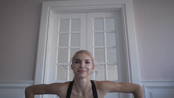 Fitness en casa. Mujer joven entrenando haciendo salto . — Vídeos de Stock