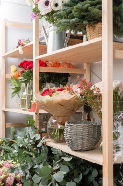 farklı türden lavanta. Taze bahar çiçekleri Çiçekçi Çiçek için buzdolabında. Raf, çiçekçi iş buketleri.