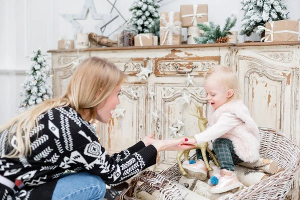 Noel ve yeni yıl kutlama. Mutlu anne ve kızı oynamak. Eski antika şifoniyer — Stok fotoğraf