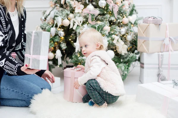 Vánoční a silvestrovské oslavy. Šťastná maminka dává dar dcera zdobené stužkou — Stock fotografie
