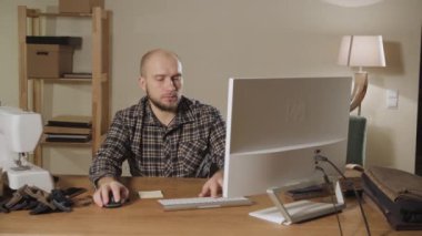 Kavramı internet salonu papyon. Posta ve emir genç adam denetler.