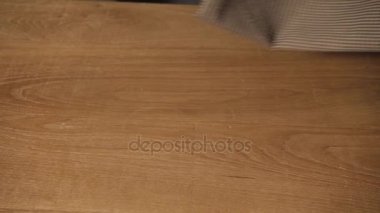 Terzi yün kumaş kesim masası üzerine ortaya konuyor. Bir terzi çalışma ve atölyede bir dikiş makinesi kullanarak genç adam.