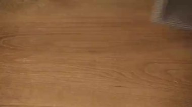 Terzi yün kesim masası üzerinde ortaya konuyor. Bir terzi çalışma ve atölyede bir dikiş makinesi kullanarak genç adam.