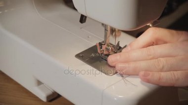 Portre. Genç bir terzi çalışan ve bir dikiş makinesi bir tekstil Studio'yu kullanarak adam. papyon yapar