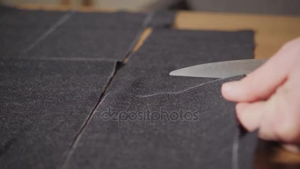 Taglio tessuto di lana scura. il modello di linea. Giovane che lavora come sarto e utilizza una macchina da cucire in officina . — Video Stock