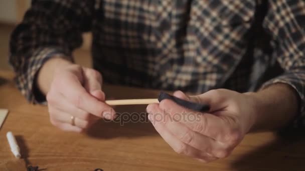 Joven atractivo trabajando como sastre y usando una máquina de coser en un estudio textil. hace pajaritas — Vídeo de stock