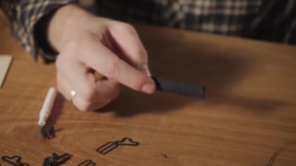 Joven atractivo trabajando como sastre y usando una máquina de coser en un estudio textil. hace pajaritas — Vídeo de stock