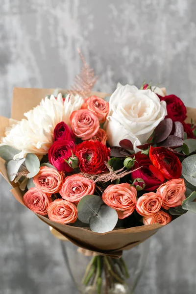 Schöner luxuriöser Strauß gemischter Blumen in der Vase. die Arbeit des Blumenhändlers in einem Blumenladen. Kopierraum — Stockfoto