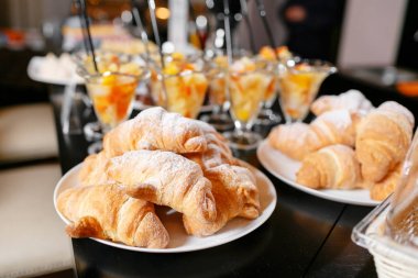Taze pasta, gevrek sabah kruvasan, otel kahvaltı büfesi. Tatlı meyve kokteyl bardak