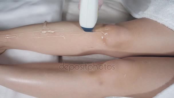 Epilazione laser e cosmetologia. Depilazione sulle gambe delle donne. alla clinica cosmetica beauty spa. Procedura cosmetologica di depilazione da un terapeuta. Cosmetologia e concetto SPA . — Video Stock