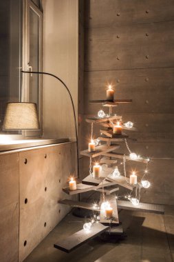 Alternatif ahşap Noel ağacı. Bir el yapımı yılbaşı ağacı ve ampul odasında yerde