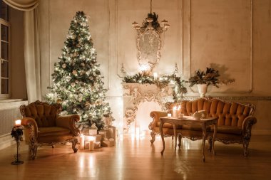 Beyaz Oda dekore edilmiş bir şömine, kanepe, Noel ağacı, çelenk, mumlar, fenerler, hediyeler akşamları klasik iç