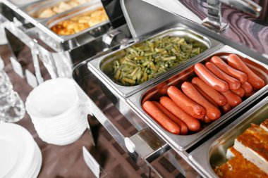 Birçok ısıtmalı tepsiler hizmet için hazır açık büfe. Açık büfe, metal kapları ile sıcak yemek catering otelde kahvaltı