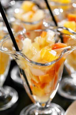 Portre. Tatlı meyve parçaları ile. Sabah otel kahvaltı büfesi. Tatlı meyve kokteyl bardak