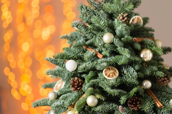 Bellissimo albero di Natale su tavole di legno. Preparazione per il concetto di vacanza. Negozio di fiori è un capolavoro di un fiorista professionista. copiare spazio. ghirlanda luci — Foto Stock