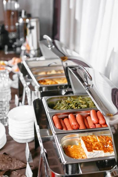 Muchas bandejas climatizadas buffet listo para el servicio. Desayuno en el hotel buffet de catering, envases de metal con comidas calientes — Foto de Stock