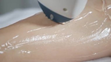 closeup lazer epilasyon ve kozmetik. Epilasyon bayanlar ayak üzerinde. kozmetik güzellik spa klinikte. Bir terapist kozmetik prosedür