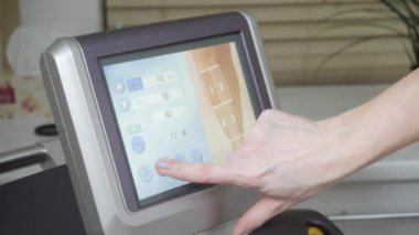 Program seçme monitör Touch doktor. closeup lazer epilasyon ve kozmetik. Epilasyon bayanlar ayak üzerinde. kozmetik güzellik spa klinikte.