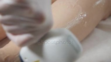 closeup lazer epilasyon ve kozmetik. Epilasyon bayanlar ayak üzerinde. kozmetik güzellik spa klinikte. Bir terapist kozmetik prosedür