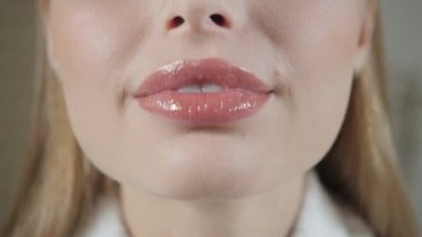 tatlı dudaklar. çekici gülümseyen kadın sarışın portresi. Prosedür sonra beyaz bornoz içinde. Kozmetik ve Spa merkezi kavramı.