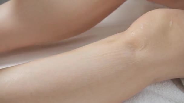 Il medico rimuoverà il gel con un tessuto. epilazione laser primo piano e cosmetologia. Depilazione sulle gambe delle donne. presso la clinica cosmetica beauty spa . — Video Stock